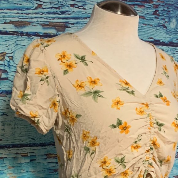 American Eagle Short Sleeved Ruched Front Floral Blouse - Picture 3 of 5